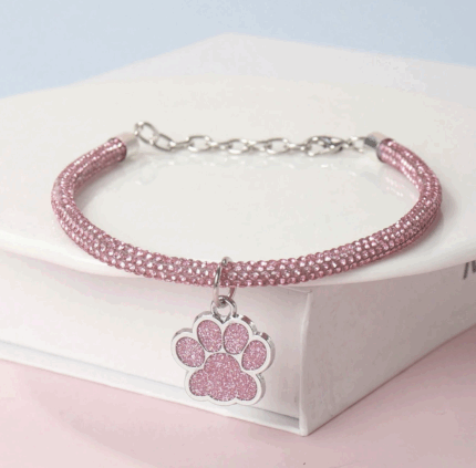 Collar c/dije de huellita c/brillantes ajustable. Color Rosa